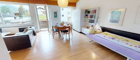 Fernseher, Tischfußball, Tischtennisplatte