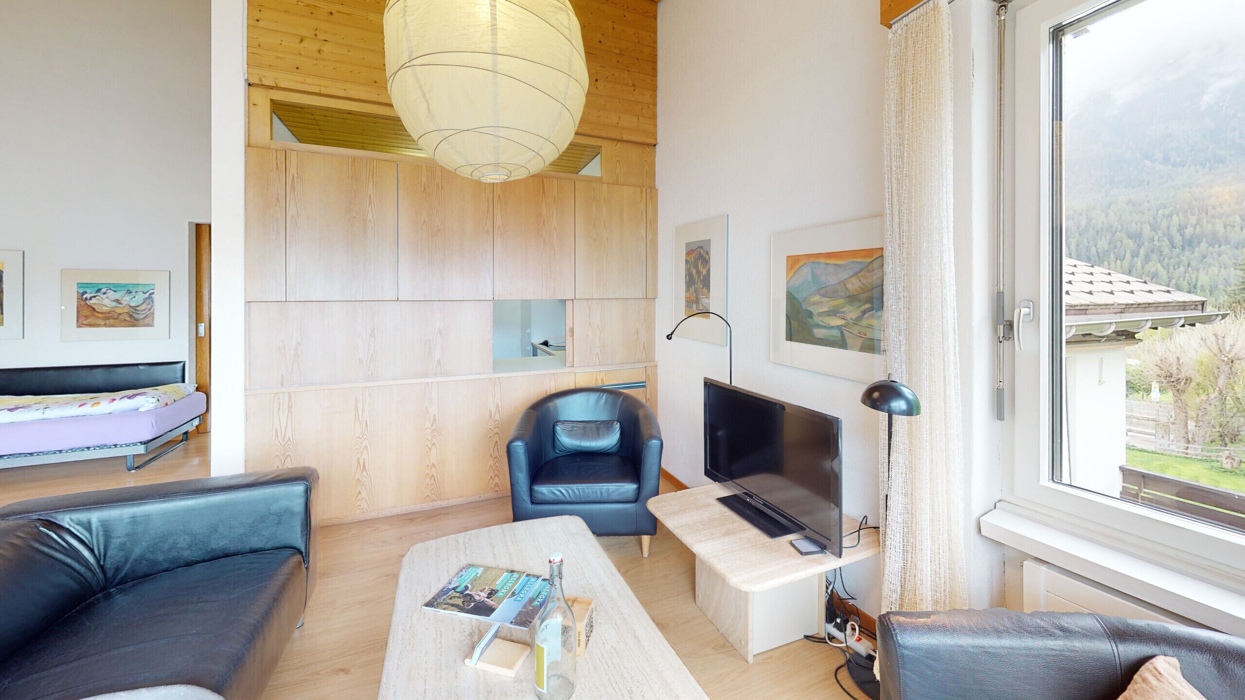 Fernseher, Tischfußball, Tischtennisplatte