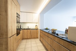 Refrigerador, microondas, horno y lavavajillas 