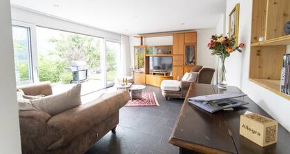 Chasa Emerita: Modern 3 1/2-room terrace flat with panoramic view