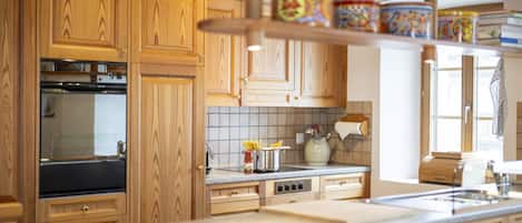 Réfrigérateur, four, lave-vaisselle, cafetière/bouilloire