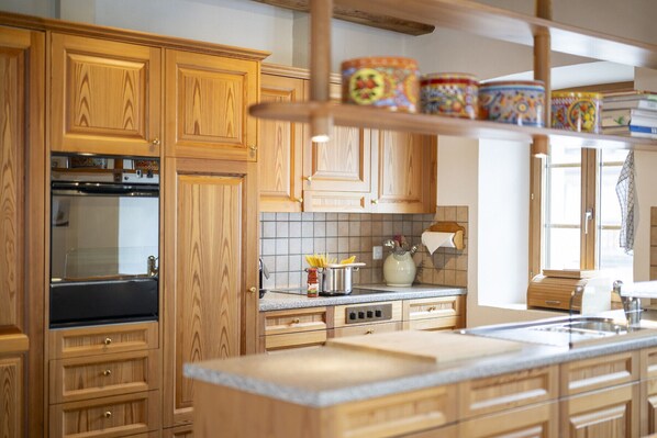 Fridge, oven, dishwasher, coffee/tea maker