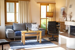 Living area - Chasa Val 735C: Quiet, cozy 3 ½-room apartment with fireplace and panoramic views of the national park (Scuol)