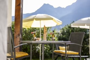 Outdoor dining - Chasa Val 735C: Quiet, cozy 3 ½-room apartment with fireplace and panoramic views of the national park (Scuol)