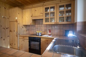 Frigorífic, forn, rentaplats i cafetera i tetera