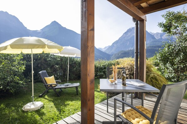 Outdoor dining - Chasa Val 735C: Quiet, cozy 3 ½-room apartment with fireplace and panoramic views of the national park (Scuol)
