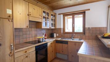 Kühlschrank, Ofen, Geschirrspüler, Wasserkocher mit Kaffee-/Teezubehör