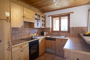 Fridge, oven, dishwasher, coffee/tea maker