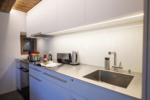 Kühlschrank, Ofen, Geschirrspüler, Wasserkocher mit Kaffee-/Teezubehör