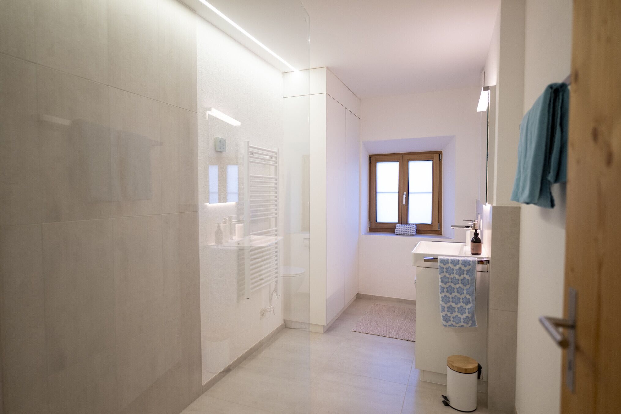 Une salle de bain moderne équipée d’une douche, de toilettes et d’un lavabo.