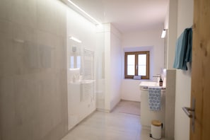 Shower, hair dryer, towels - Chasa Bijou: Idyllic 3-room apartment in the quiet mountain village of Ftan (Ftan)