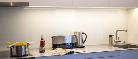Fridge, oven, dishwasher, coffee/tea maker