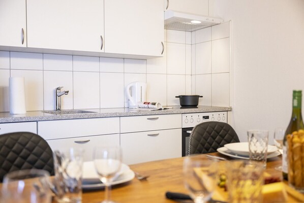 Fridge, oven, dishwasher, coffee/tea maker