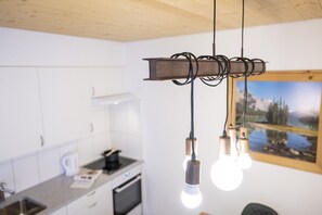 Kühlschrank, Ofen, Geschirrspüler, Wasserkocher mit Kaffee-/Teezubehör