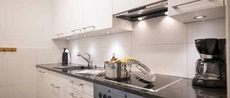 Kjøleskap, ovn, oppvaskmaskin og kaffetrakter/tekoker