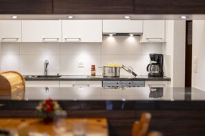 Kühlschrank, Ofen, Geschirrspüler, Wasserkocher mit Kaffee-/Teezubehör