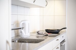 Fridge, oven, dishwasher, coffee/tea maker