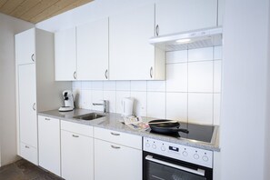 Fridge, oven, dishwasher, coffee/tea maker - Chasa Chavröl: 3.5 room holiday apartment at with panoramic view in Sent (Sent)