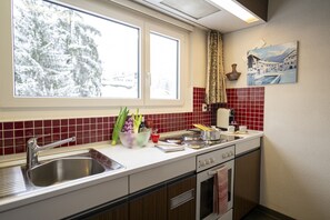 Refrigerador, horno, lavavajillas y cafetera y tetera 