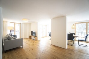 TV - Chasa Punt: Exceptional 5 ½-room flat in the historic village centre (Scuol)