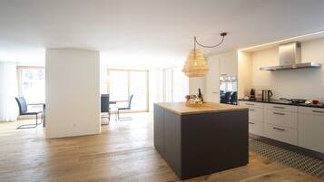 Fridge, oven, dishwasher, coffee/tea maker