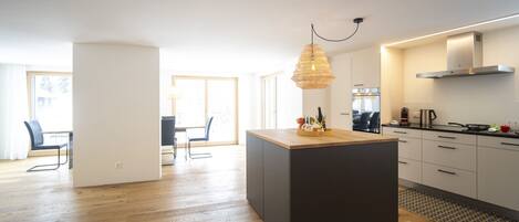 Réfrigérateur, four, lave-vaisselle, cafetière/bouilloire