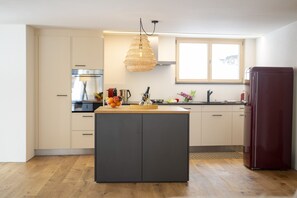 Kjøleskap, ovn, oppvaskmaskin og kaffetrakter/tekoker