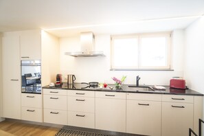 Køleskab, ovn, opvaskemaskine, kaffe-/temaskine