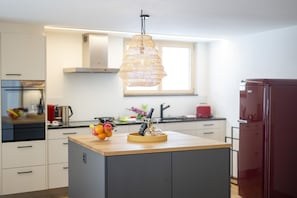 Réfrigérateur, four, lave-vaisselle, cafetière/bouilloire