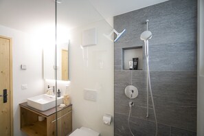 Shower, hair dryer, towels - Chasa Punt: Exceptional 5 ½-room flat in the historic village centre (Scuol)