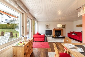 Fernseher, Tischfußball, Tischtennisplatte