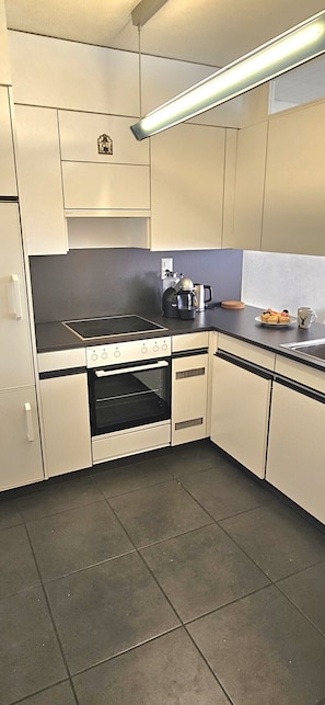 Kühlschrank, Ofen, Geschirrspüler, Wasserkocher mit Kaffee-/Teezubehör