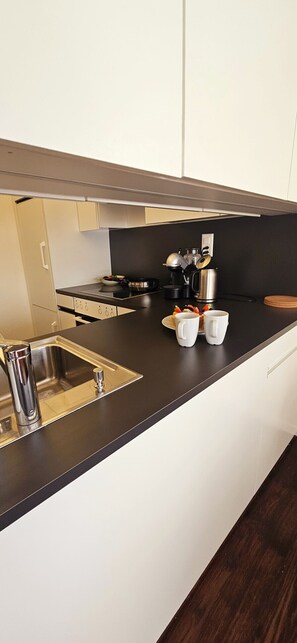 Kylskåp, ugn, diskmaskin och kaffe- och tebryggare