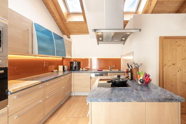 Fridge, microwave, oven, dishwasher - Chasa Mayer: Central 5 ½-room flat in the historic village centre of Scuol Sura (Scuol)