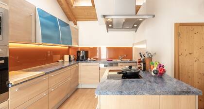 Chasa Mayer: Zentrale 5 ½-Zimmerwohnung im historischen Dorfkern Scuol Sura