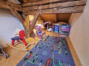 Children’s area - Chasa Mayer: Central 5 ½-room flat in the historic village centre of Scuol Sura (Scuol)