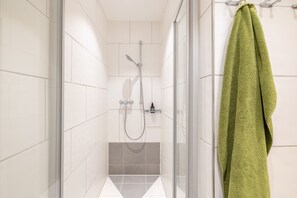 Dusche, Haartrockner, Handtücher