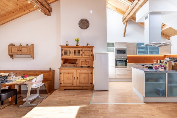 Geladeira, micro-ondas, fogão, lava-louças