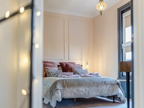 1 bedroom, iron/ironing board, free WiFi, bed sheets - Railway Cottage - Stylish & Central Oasis in Whitstable (Whitstable)
