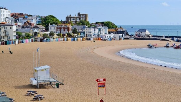 Beach - Railway Cottage - Stylish & Central Oasis in Whitstable (Whitstable)