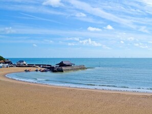 Beach - Railway Cottage - Stylish & Central Oasis in Whitstable (Whitstable)