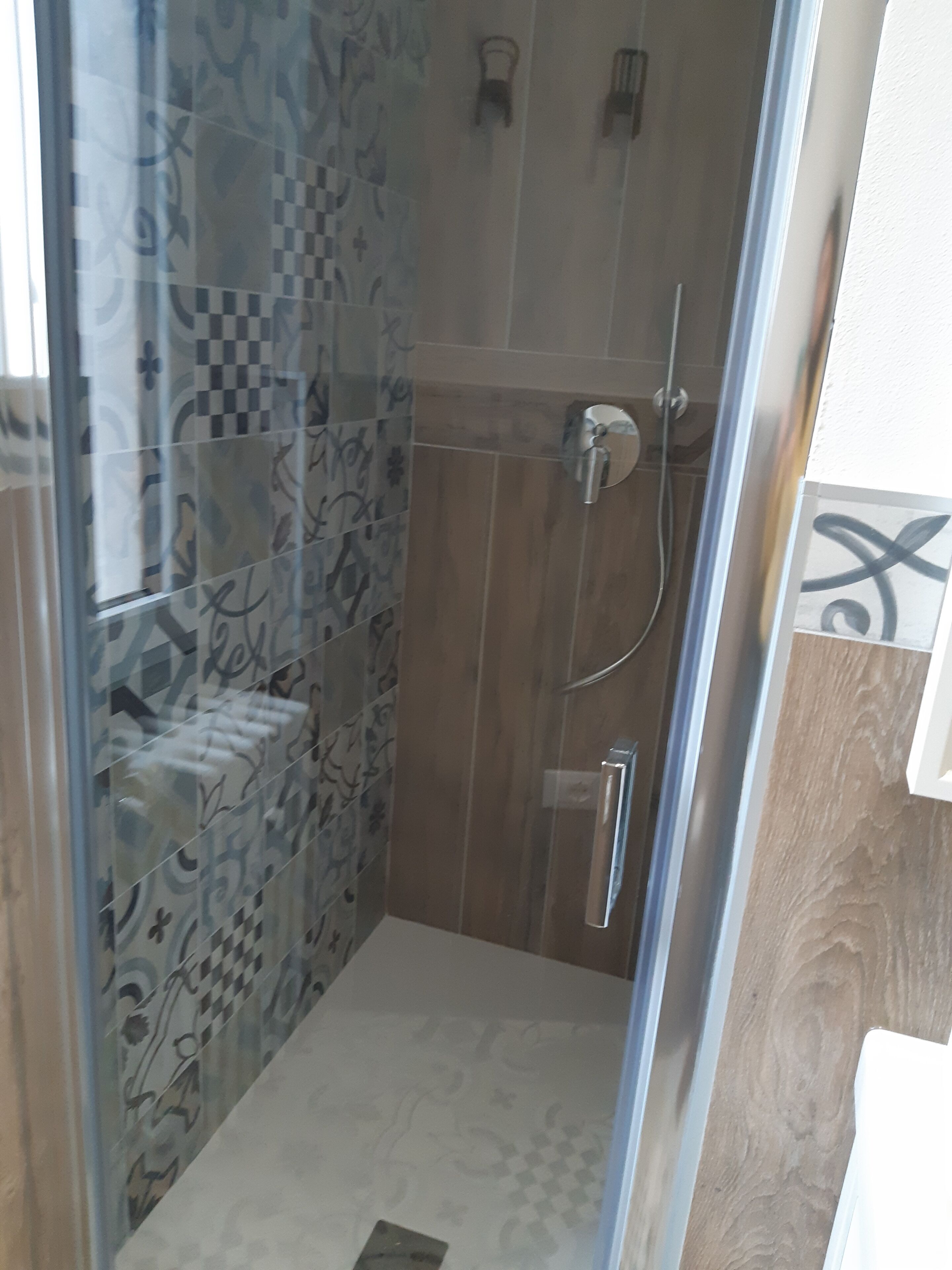 Een douche, een regendouche, een haardroger, een bidet