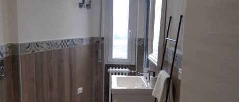 Un baño con inodoro, lavabo y espejo.