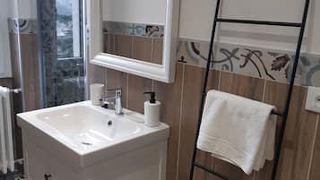 Apartamento, vista para a cidade | Banheiro | Chuveiro, chuveiro com efeito de chuva, secador de cabelo, bidê