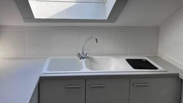 Een koelkast, een microgolfoven, een kookplaat