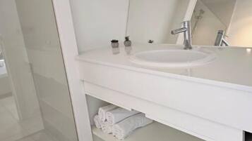 Een haardroger, handdoeken, toiletpapier