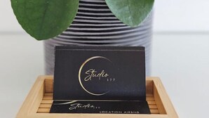 A black box with the text "Studio 177" and "Location Airbnb" on a wooden tray.