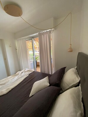 1 habitación, insonorización y tabla de planchar con plancha 