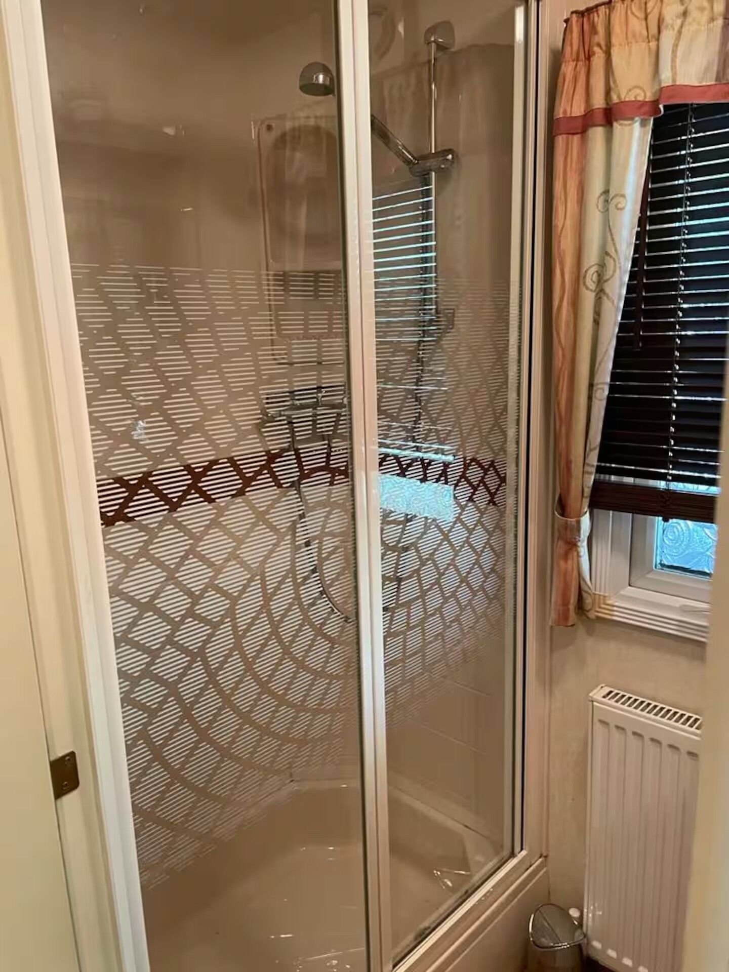 Dusch, hårtork, handdukar och tvål