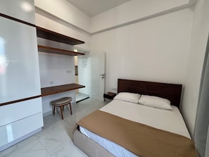 Escritorio, wifi gratis y ropa de cama 